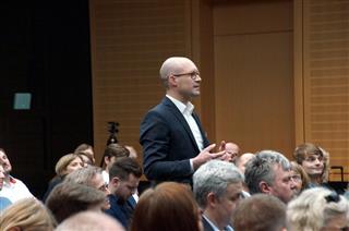 Prof. Dr.-Ing. André Bruns, Hochschule RheinMain mit einer Publikumsfrage an die Podiumsteilnehmenden  (Foto: BMVI)