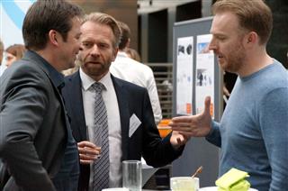Johannes Auge und Michael Wedler von B.A.U.M. Consult im Gespräch mit Gästen im Rahmen der Posterausstellung der Projekte (Foto: BMVI)