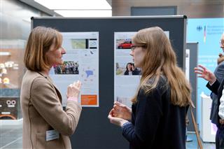 Gäste im Gespräch im Rahmen der Posterausstellung der Projekte (Foto: BMVI) 