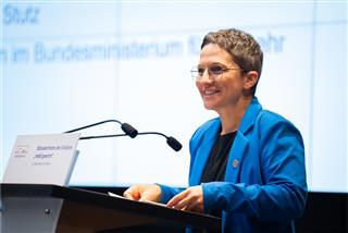Dr. Claudia Elif Stutz, Staatssekretärin im Bundesministerium für Verkehr, eröffnet die Statuskonferenz 'mobil gewinnt' (c BMV/Woithe)