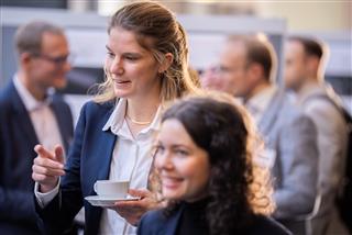 Austausch im Rahmen der Posterausstellung der Innovationsprojekte (c BMV/Woithe)