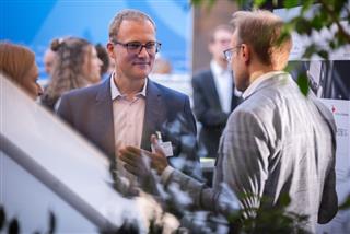 Die Teilnehmenden der Statuskonferenz 'mobil gewinnt' im Austausch im Rahmen der Posterausstellung der Projekte